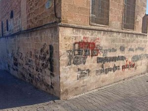 Turizm İlçesi Midyat’ta Duvar Yazıları Ve Düzensiz Çevre Dikkat Çekiyor