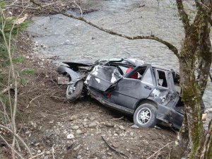 Dereye Uçan Otomobilin Sürücüsü Hayatını Kaybetti
