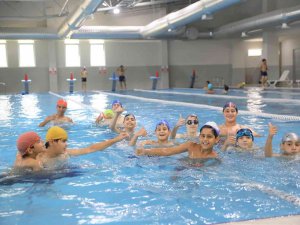 Adana Yüreğir’de 4 Mevsim Yüzme Keyfi