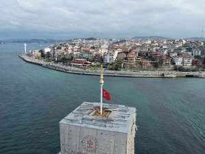 Kız Kulesi’nde Türk Bayrağı Ve Alem Ortaya Çıktı
