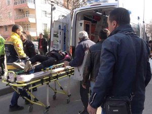 Yan Yatan Motosikletten Yola Savrulan Kurye Yaralandı