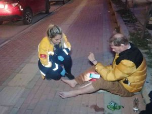Park Halindeki Araçların Fotoğrafını Çekip Oturduğu Yerde Kalbini Tutmaya Başladı