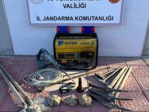 Kaçak Kazı Yaparken Jandarmaya Yakalandılar