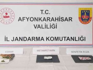 Jandarmayı Görünce Uyuşturucu Maddeyi Araziye Atıp Kaçtılar