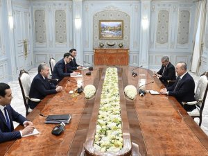 Özbekistan Cumhurbaşkanı Mirziyoyev, Bakan Çavuşoğlu’nu Kabul Etti