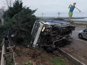 Samsun’da Devrilen Kamyonetin Sürücüsünü Emniyet Kemeri Kurtardı