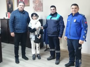 Temizlik Görevlisinden Alkışlanacak Hareket