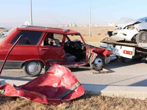 Otomobiller Çarpıştı, 7 Kişi Yaralandı