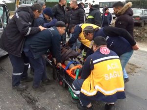 Kepçe İle Ticari Araç Çarpıştı