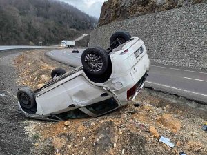 Takla Atan Otomobilden Burunları Bile Kanamadan Çıktılar