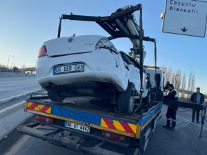 Ankara’da Kontrolden Çıkan Otomobil Karşı Şeride Uçtu: 1’i Ağır 3 Yaralı