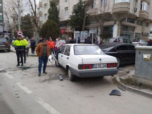 İ̇ki Otomobilin Çarpıştığı Kazada Faciadan Dönüldü