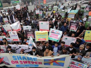 Pakistan’da Yüzlerce Kişi İ̇sveç’te Kur’an-ı Kerim Yakılmasını Protesto Etti