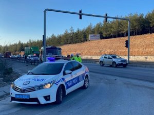 Uşak’ta İşçi Servisi Kamyona Çarptı: 5 Yaralı