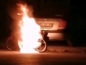 Motosiklet Sokak Ortasında Alev Alev Yandı