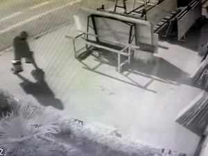 Litrelerce Motor Ve Zeytinyağı Çaldı, Güvenlik Kamerasına Yakalandı