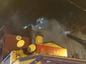 Beyoğlu’nda 4 Katlı Ahşap Bina Alev Alev Yandı, Dumandan Zehirlenen Bir Kedi Öldü