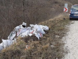 Doğaya Moloz Attılar, Yakalanınca 30 Çuvalı Kendileri Taşıdılar