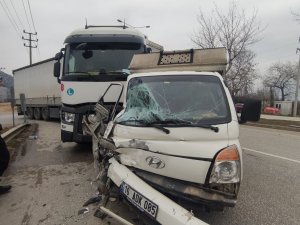 Bursa’da Tır İle Kamyonet Çarpıştı, Sıkışan Yolcuyu İtfaiye Kurtardı