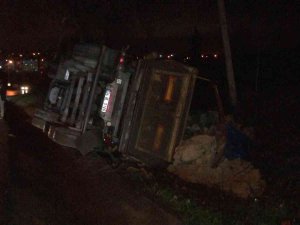 Arnavutköy’de Hafriyat Kamyonu Devrildi