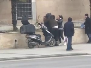 Motokurye İle Vatandaşın Kavgasında Yumruklar Havada Uçuştu