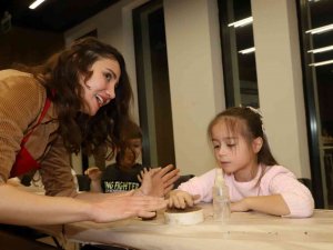 Çocuklar Sanat Ve Eğlence Atölyelerinde