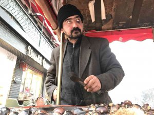 Bayılsa Da Tezgahının Başından Ayrılmıyor