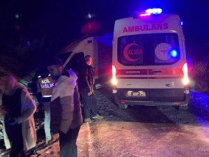 Kaza Yerine Giden İki Ambulans Buzlanma Nedeniyle Yoldan Çıktı