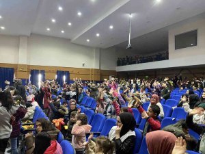 Çocuklara Karne Hediyesi Olarak Çeşitli Gösteriler Sahnelendi
