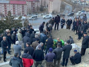 Hakkari’de Boğazı Kesilmiş Halde Bulunan Kadın Toprağa Verildi