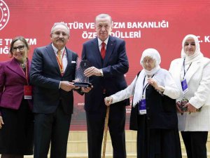 Kenan Yavuz, Ödülünü Cumhurbaşkanı Erdoğan’ın Elinden Aldı