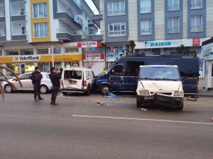 Kontrolden Çıkan Minibüs Park Halindeki 4 Aracı Biçti