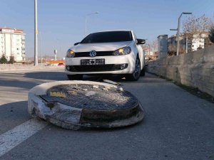 Otomobil Refüjdeki Rögar Kapağına Çarptı: 1 Yaralı