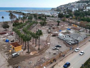 Finike Cumhuriyet Meydanı Projesi İlerliyor