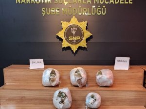 Şüpheli Araçta 9 Kilo 900 Gram Uyuşturucu Ele Geçirildi