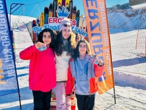 Sivaslı Kayakçılar Kayseri’de Derece Yaptı