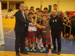 Selçuk Ortaokulu Çifte Kupa Aldı