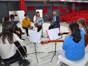 Başkan Kaplan, Gitar Kursu Öğrencileri İle Bir Araya Geldi