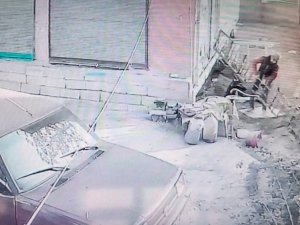 Iğdır’da Gündüz Vakti Hırsızlık: Söktüğü Camın Çerçevesini Kendi Malı Gibi Götürdü