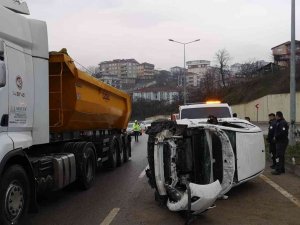 Kontrolden Çıkan Otomobil Karşı Şeride Geçerek Devrildi