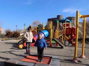 Karakışta Oltu’da Bahar Havası Yaşanıyor