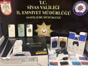 Dikkat Dağıtarak Binlerce Liralık Cep Telefonunu Çaldı