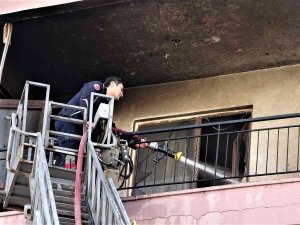 Balkonda Çıkan Yangın Boş Tüpü Patlattı, Mahalleli Sokağa Döküldü