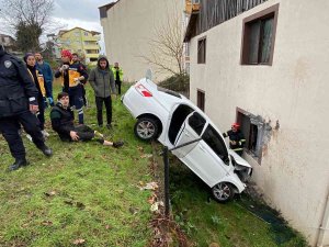 Otomobil Önce Binanın Duvarına Çarptı, Sonra Bahçeye Düştü: 3 Yaralı