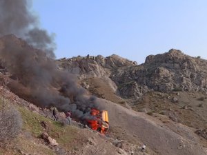 Şarampole Yuvarlanan Kamyon Alev Topuna Döndü: 2 Yaralı