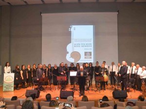 Mersin’de ’Şarkılar Bizi Söyler Biz De Şarkı Söyleriz’ Konseri