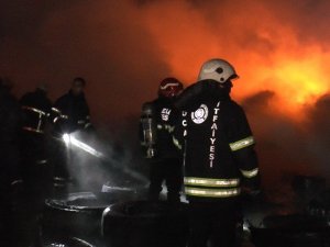 Açık Alanda Depolanan Lastikler Alev Alev Yandı
