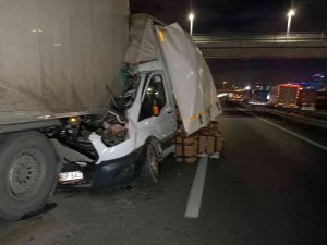 Tıra Arkadan Çarpan Kamyon Sürücüsü Burnu Bile Kanamadan Kurtuldu