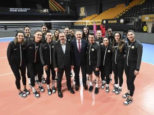 Bakan Kasapoğlu İle Guidetti, Kars’tan Gelen Kız Voleybolcularla Buluştu
