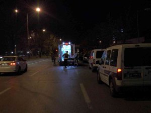 Aracında Ölen Kadını İhbardan Dönen Polisler Buldu